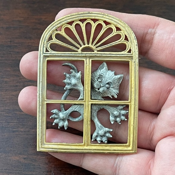 Vintage signed Jonette Jewelry cat behind the window pewter brooch pin - Picture 2 of 4